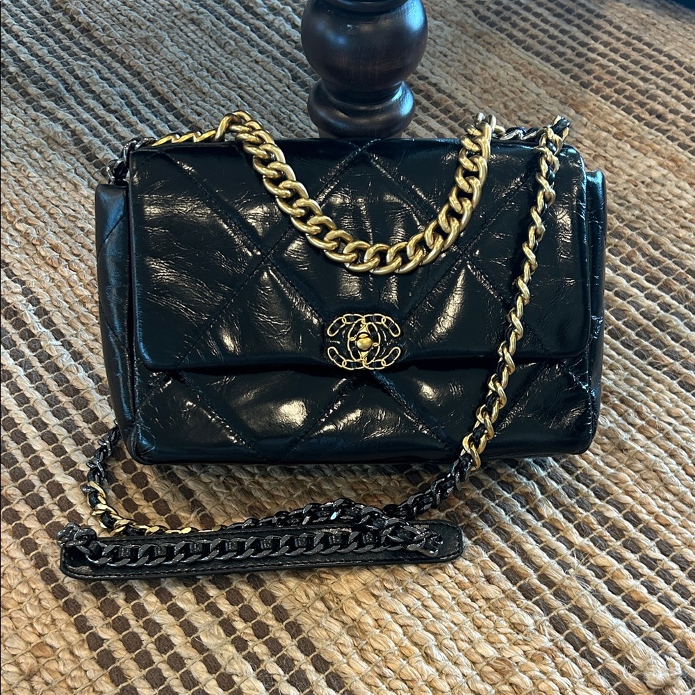 Shiny Crumpled Calfskin Quilted Medium 19 Flap Black